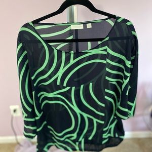 Cute navy and light green top! 💙💚